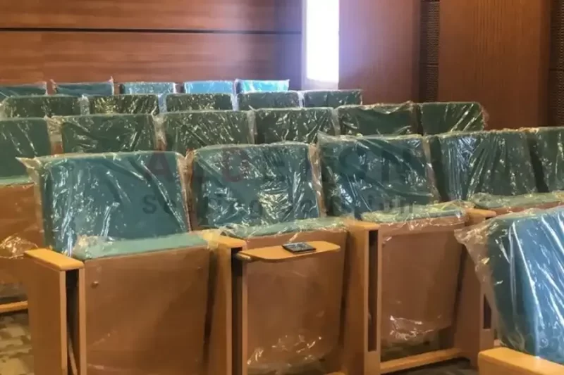 Kyiv Konferans Koltuğu Yazı Tablalı